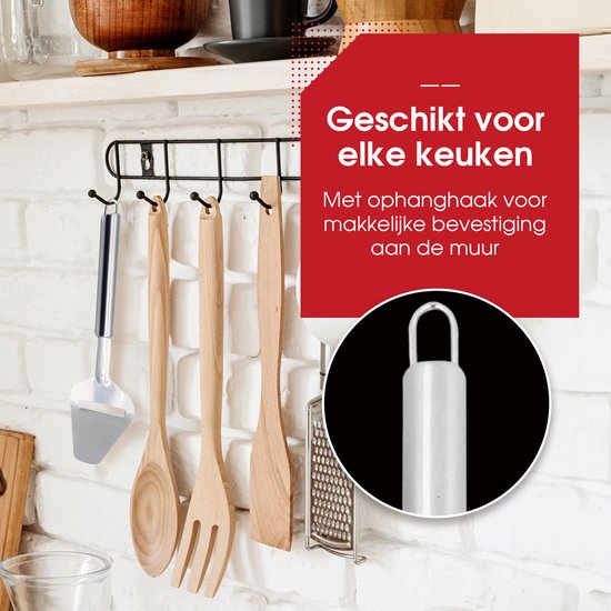 Kaasschaaf hangt aan een rek met houten keukengerei. "Geschikt voor elke keuken"