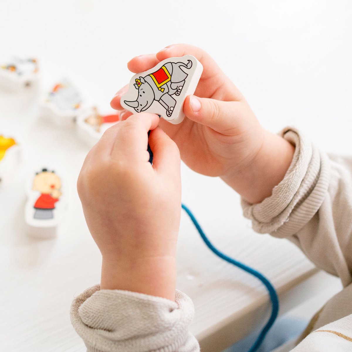 Bumba houten speelgoed rijgkralen - leer rijgen met Bumba de clown studio 100 - vanaf 3 jaar - Bambolino Toys — afbeelding 15
