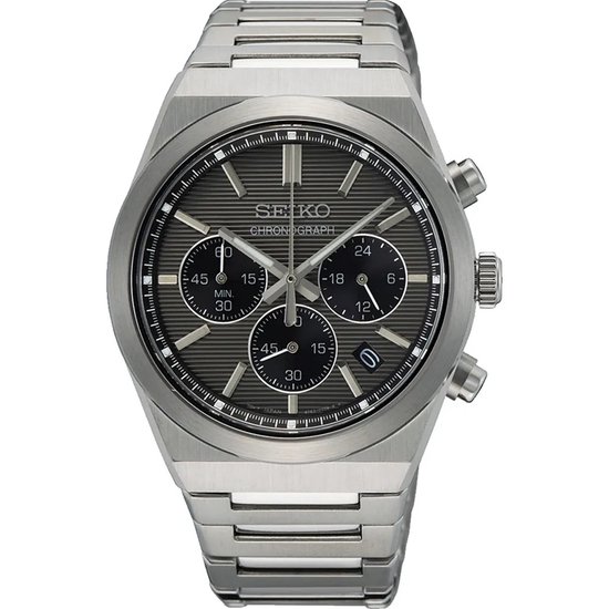 Zilverkleurig Seiko horloge met grijze wijzerplaat, drie subdials en datumaanduiding.