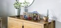 PLAYMOBIL Vespa garage speelset op een dressoir met planten.