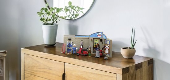PLAYMOBIL Vespa garage speelset op een dressoir met planten.