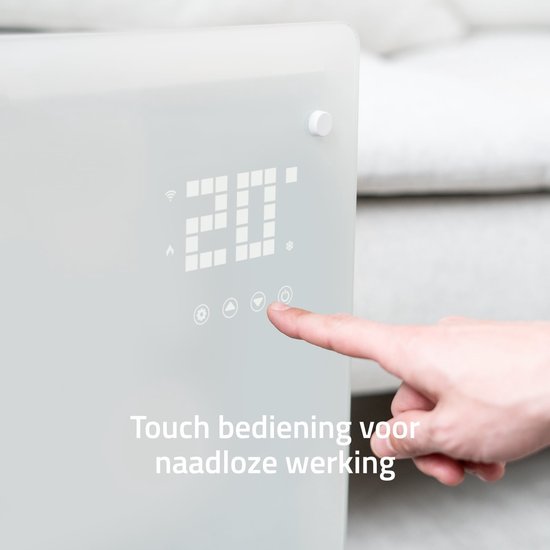 Een vinger bedient het touch display van een witte glazen convectorverwarming.