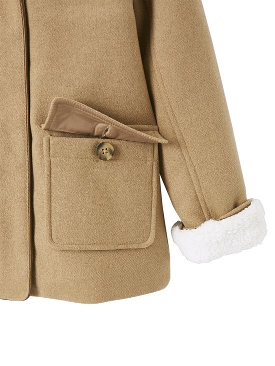 Details van een bruine jas met klepzakken, knopen en bruine leren details.
