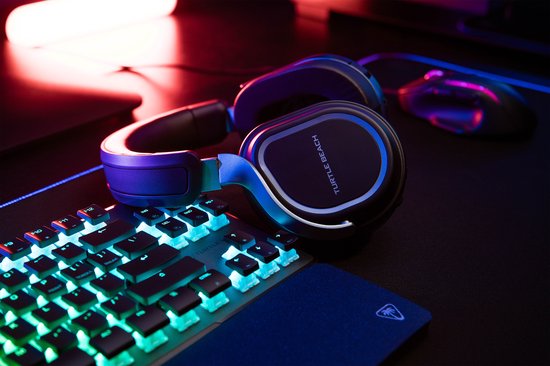 Zwarte Turtle Beach gaming headset op een verlicht toetsenbord en muis, met sfeervolle rode en blauwe verlichting.
