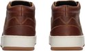 Achterkant van twee bruine leren sneakers met witte zolen. Geborduurd stiksel detail op de hiel.