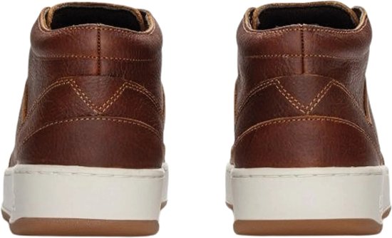 Achterkant van twee bruine leren sneakers met witte zolen. Geborduurd stiksel detail op de hiel.