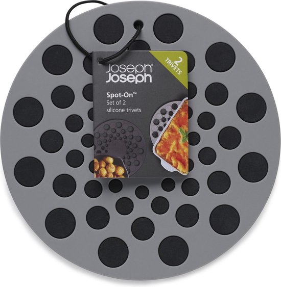 Grijze Joseph Joseph Spot-On onderzetter met zwarte cirkelvormige details en label.