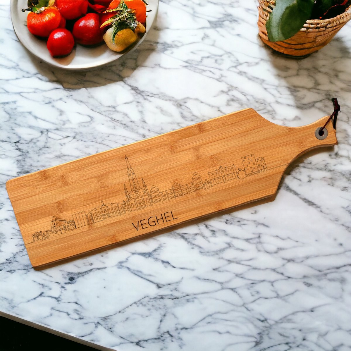 Out-Lines - Serveerplank met skyline van Veghel - Bamboe - 60x16cm - Borrelplank Gravering