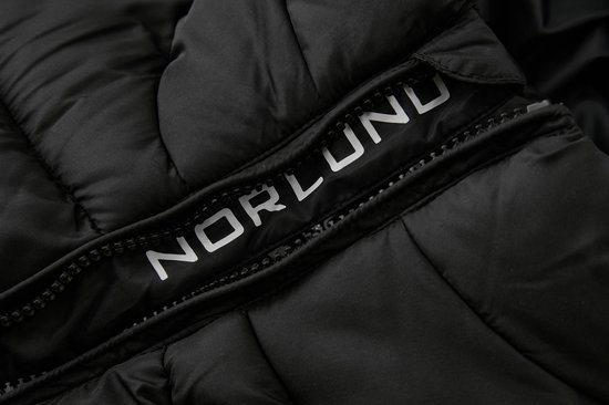 Close-up van de zwarte jas met de tekst NORLUND op de rits.