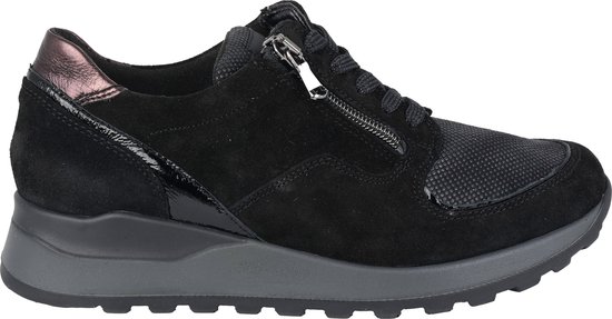 Zwarte suède sneaker met rits en een bronzen detail op de hiel.