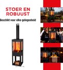 Zwarte staal tuinkachel met brandende haard, stoer en robuust ontwerp, in verschillende settings.