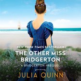 Boek "The Other Miss Bridgerton" van Julia Quinn. Vrouw in blauwe jurk op strand bij zee.