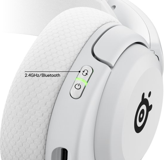 Gedetailleerde weergave van de knoppen op een witte gaming headset, met de tekst '2.4GHz/Bluetooth'.