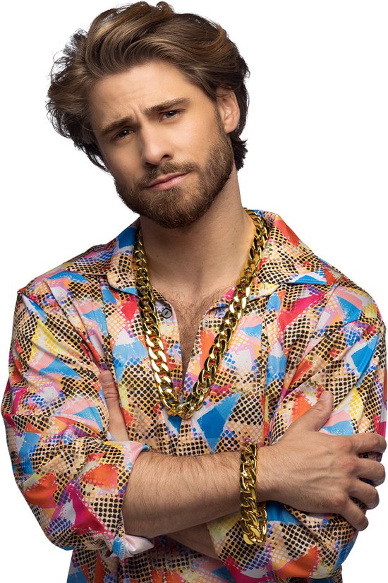 Man met kleurrijk, bedrukt shirt, gouden ketting en armband.