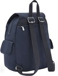 Achterkant van een donkerblauwe Kipling rugzak.