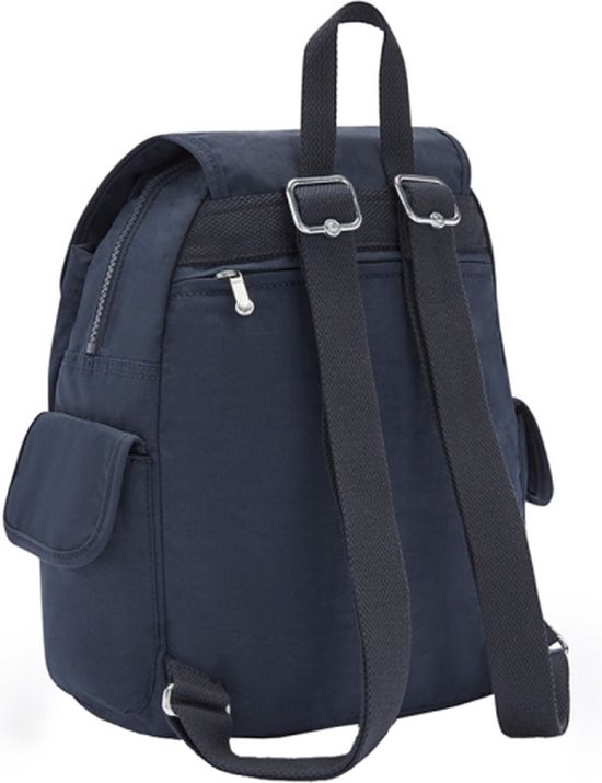 Achterkant van een donkerblauwe Kipling rugzak.