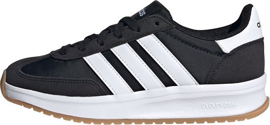 Zwarte sneaker met witte Adidas strepen en gumkleurige zool. Cloudfoam zool.