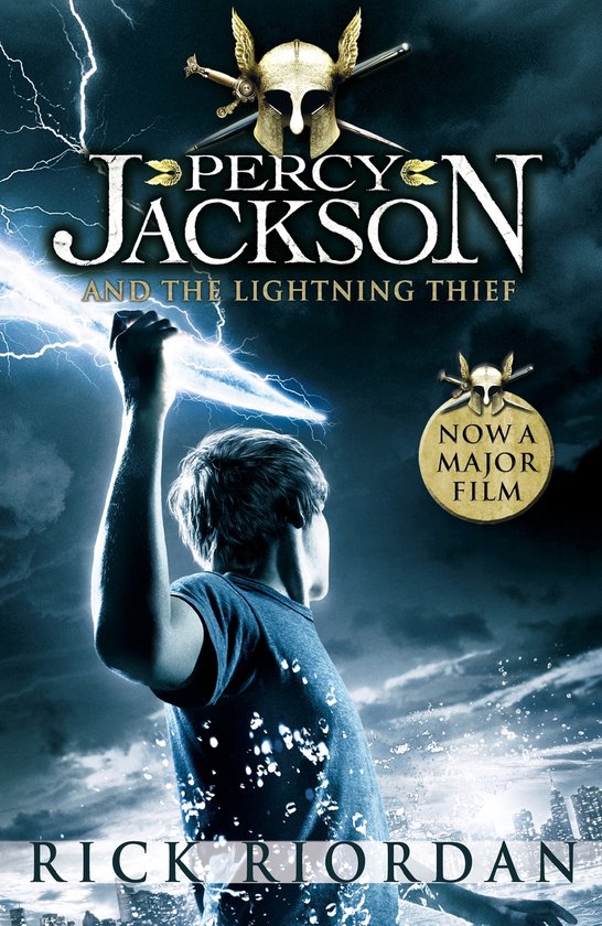 Boekomslag van 'Percy Jackson en de Bliksemdief' met een jongen die een bliksem vasthoudt tegen een donkere, onweersachtige hemel. Titel en auteur zijn zichtbaar.