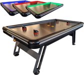 Airhockeytafel met blauwe, rode en groene LED-verlichting op de randen, en vier slagmensen en drie schijven.