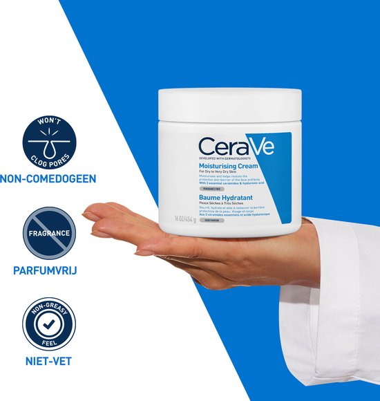 Een hand houdt een witte CeraVe pot crème vast. Twee blauwe cirkels met tekst "NON-COMEDOGEEN" en "PARFUMVRIJ".