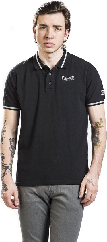 Man met tatoeages draagt een zwart Lonsdale London poloshirt met witte kraag- en mouwstrepen.