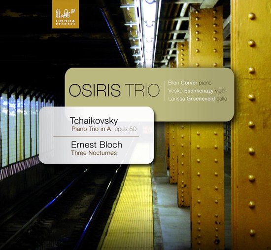 Albumhoes Osiris Trio: Tchaikovsky Piano Trio, Ernest Bloch Three Nocturnes. Op de achtergrond een metrostation.