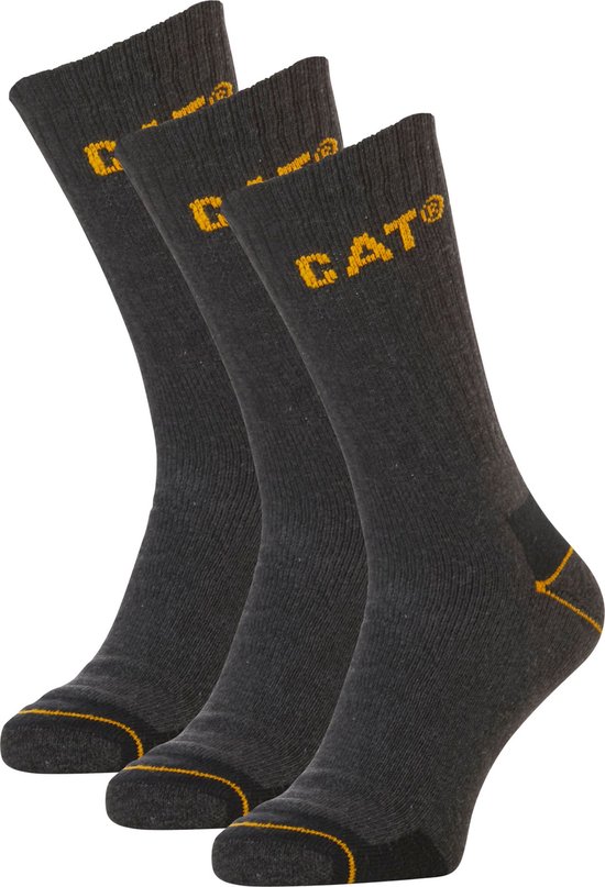 Drie paar donkergrijze werksokken met geel CAT-logo op de schacht en gele accenten bij de hiel en teen.