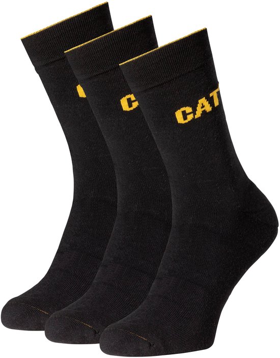 Drie zwarte CAT-werksokken met gele accenten en logo's.