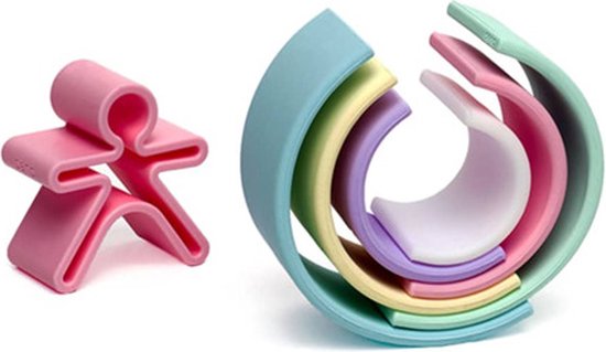 Een roze speelgoedfiguur in mensvorm en pastelkleurige regenboogvormen, op een witte achtergrond.
