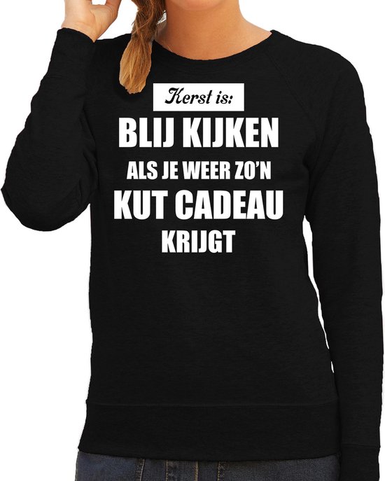 Zwarte sweater met witte tekst 'Kerst is: Blij kijken als je weer zo'n kut cadeau krijgt'.