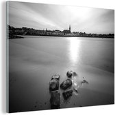 MuchoWow® Glasschilderij - Keien op het strand van de Waal met de skyline van Nijmegen op de achtergrond - zwart wit - 160x120 cm - Acrylglas Schilderijen - Foto op Glas