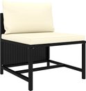 Chaise centrale noire en polyrotin avec coussins crème.