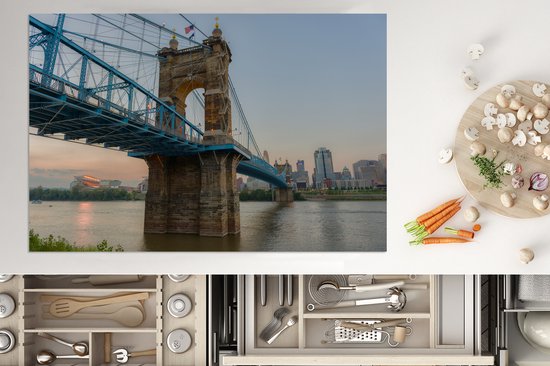 KitchenYeah® Inductie beschermer 76x51.5 cm - De John A. Roebling hangbrug met uitzicht op de stad Cincinatti - Kookplaataccessoires - Afdekplaat voor kookplaat - Inductiebeschermer - Inductiemat - Inductieplaat mat
