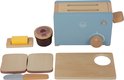 Blauwe houten broodrooster met houten greep, boter, jam en twee sneetjes brood op snijplank.