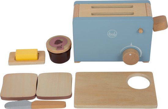 Blauwe houten broodrooster met houten greep, boter, jam en twee sneetjes brood op snijplank.
