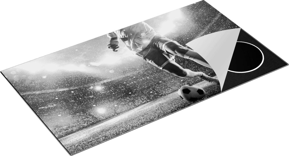 Chefcare Inductie Beschermer Voetbal Speler met de Bal in een Druk Stadion - Zwart Wit - 95x50 cm - Afdekplaat Inductie - Kookplaat Beschermer - Inductie Mat