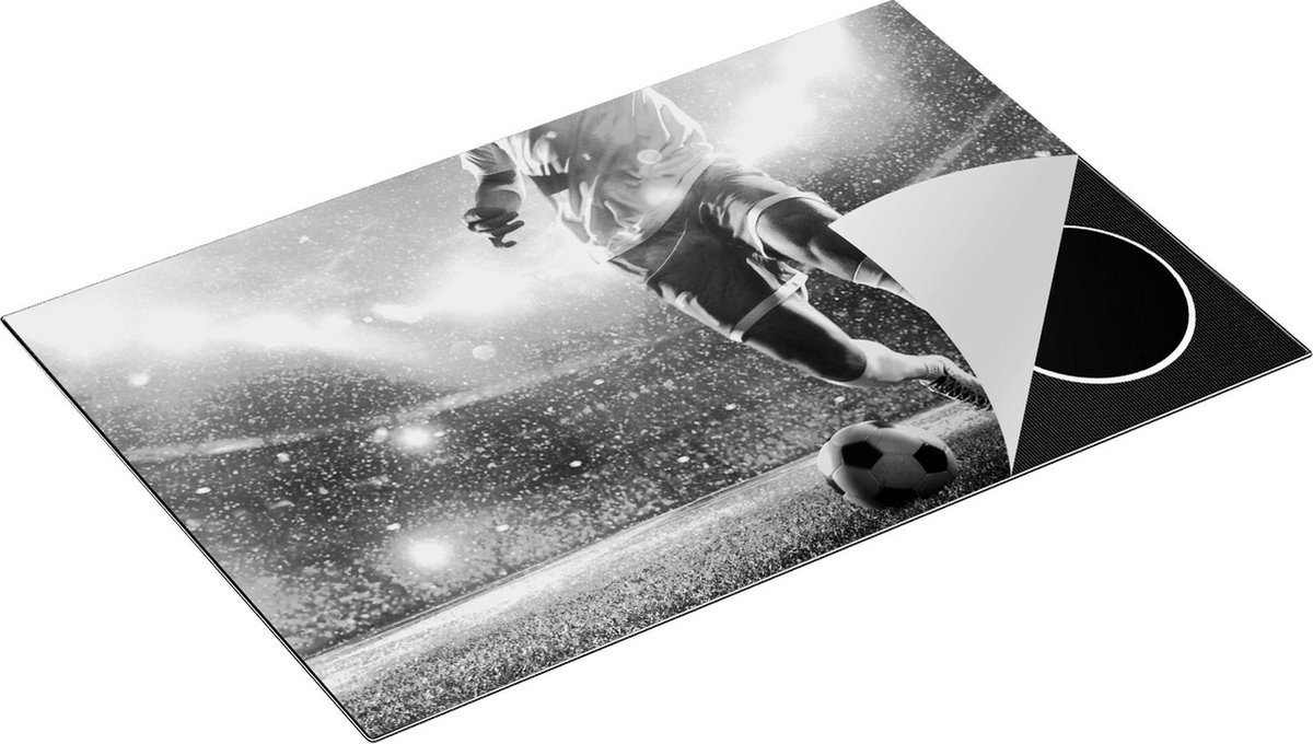 Chefcare Inductie Beschermer Voetbal Speler met de Bal in een Druk Stadion - Zwart Wit - 81,2x52 cm - Afdekplaat Inductie - Kookplaat Beschermer - Inductie Mat