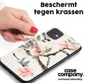 Sleutel schraapt langs smartphonehoes met Japanse bloemenprint.