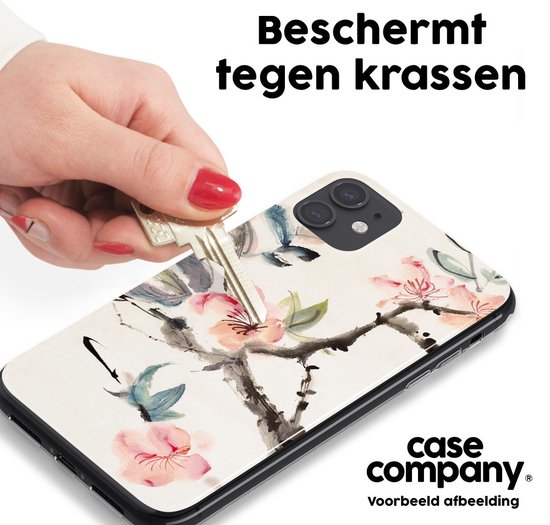 Sleutel schraapt langs smartphonehoes met Japanse bloemenprint.