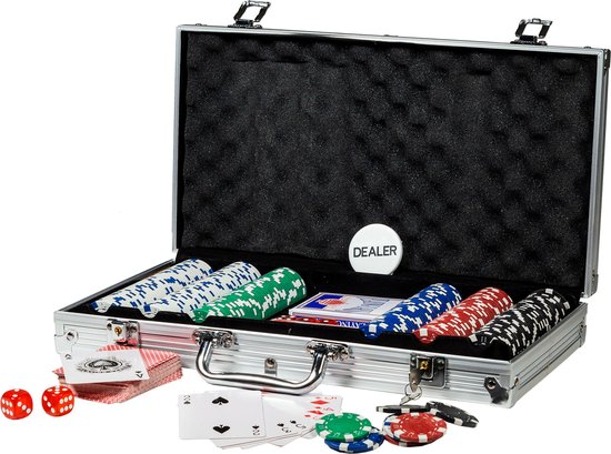 Zilveren koffer met rollen pokeren fiches in groen, blauw, rood, zwart en wit. Speelkaarten, dobbelstenen en een dealer-chip.