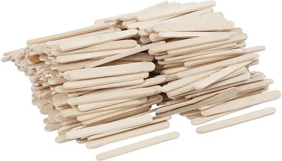 Een stapel natuurlijke houten knutselstokjes, ook wel ijslollystokjes genoemd. Ze zijn rechthoekig met afgeronde hoeken.