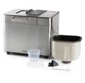 RVS broodbakmachine met accessoires: bakvorm, maatbeker en deegkneder.