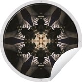 Tuincirkel Rond driedimensionaal die medaillon met handen op een deurkloppers op wit - 90x90 cm - Ronde Tuinposter - Buiten