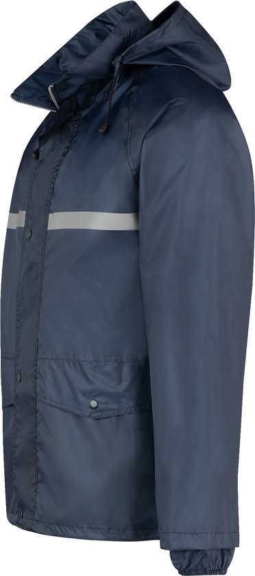 Zijaanzicht van donkerblauw regenpak, met capuchon en reflecterende strepen.