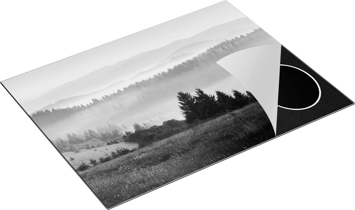 Chefcare Inductie Beschermer Mistige Heuvel Landschap met Bossen - Zwart Wit - 77x59 cm - Afdekplaat Inductie - Kookplaat Beschermer - Inductie Mat
