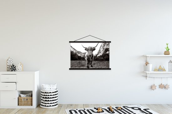 Posterhanger incl. Poster 90x60 cm - Schoolplaat - Berg - Zwart - Wit - Schotse Hooglander - Textielposter - Zwarte latten
