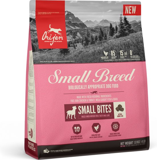 Roze zak Orijen Small Breed hondenvoer met een berglandschap op de achtergrond en de tekst "Small Bites" met afbeeldingen van ingrediënten.