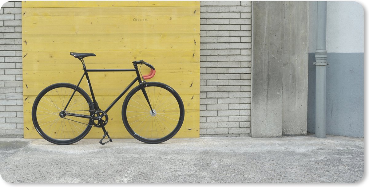 Muismat XXL 120x60 cm - Bureau onderlegger - Bureau mat Een racefiets op een industriële achtergrond - Bureaumat - Gaming mousepad xl - Bureaulegger groot - Computer deskmat
