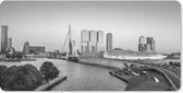 Muismat XXL - Bureau onderlegger - Bureau mat - De Erasmusbrug steekt over het water van de Rotterdamse haven - zwart wit - 80x40 cm - XXL muismat