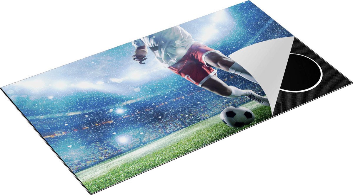 Chefcare Inductie Beschermer Voetbal Speler met de Bal in een Druk Stadion - 90x50 cm - Afdekplaat Inductie - Kookplaat Beschermer - Inductie Mat